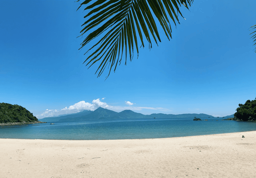 Bãi tắm Tiên Sa được biết đến với vẻ đẹp tự nhiên, hoang sơ với sóng êm ả (Nguồn: Navy Hotel Da Nang)